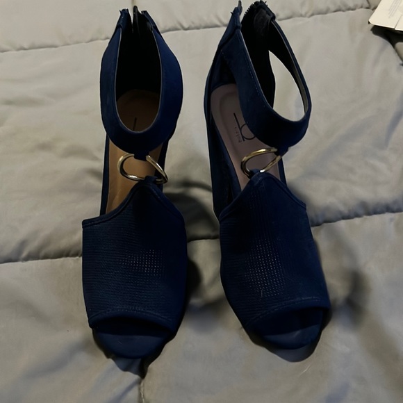I don’t need. It’s comfortable and use with jeans - Picture 1 of 1